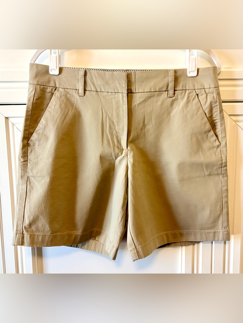 🟣 WOMENS KHAKI TOMMY HILFIGER SHORTS - BRAND NEW - SIZE 10 🟣